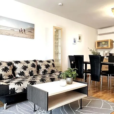 Townhouse Box In Center / Large Terrace *